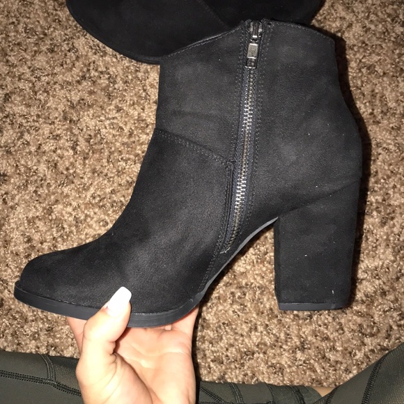 Very very cute black booties with block heel - Picture 3 of 4